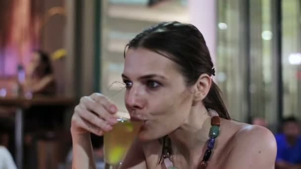 Frau trinkt Cocktail in Bar — Stockvideo