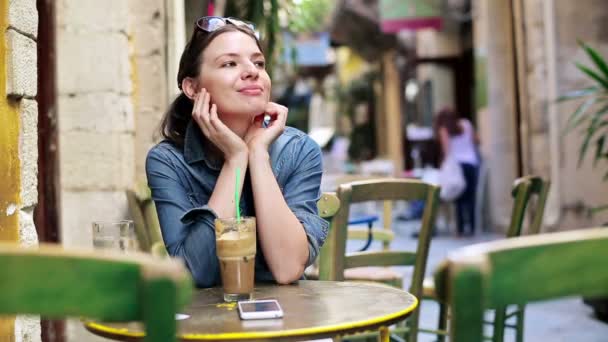 Femme buvant du café glacé — Video