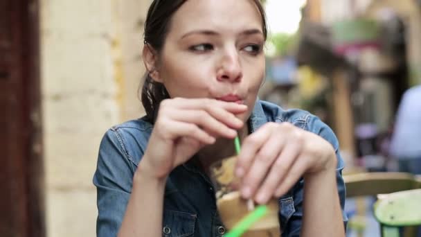 Mujer triste bebiendo café helado — Vídeos de Stock