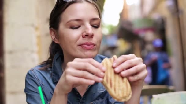 Mujer comiendo sándwich — Vídeo de stock