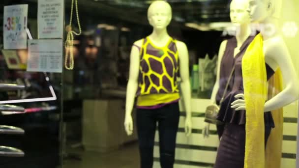 Женщина смотрит на витрину магазина — стоковое видео