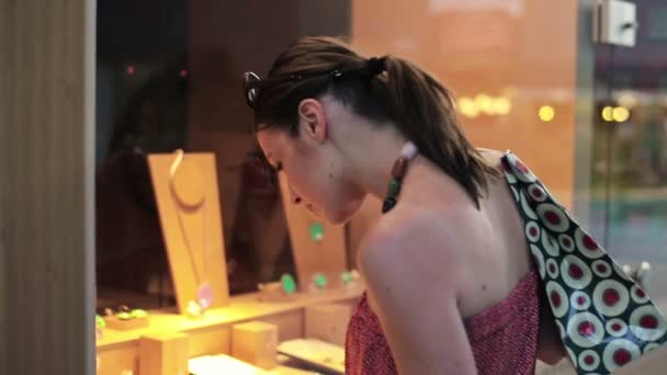 Woman looking at shop window — Stock Video