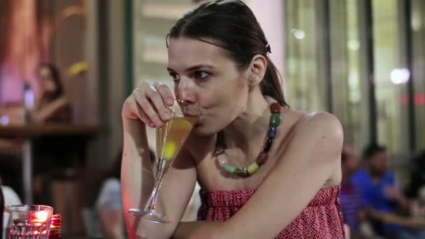 Triste femme buvant de l'alcool — Video