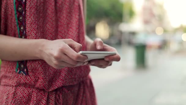 Hands texting on smartphone — Stock Video