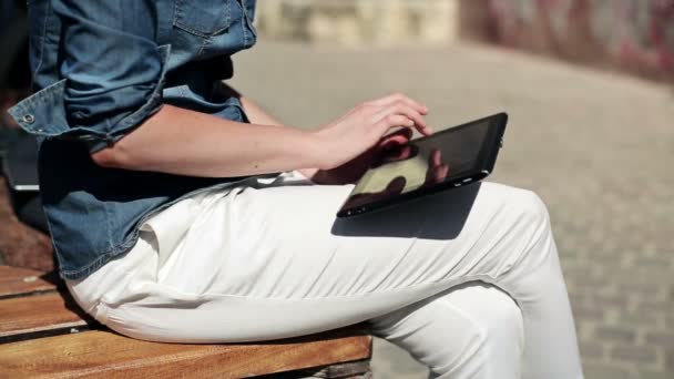 Kobiece ręce z komputera typu tablet — Wideo stockowe