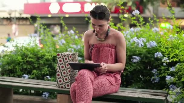 Mulher com computador tablet — Vídeo de Stock