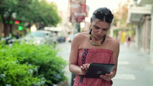 Žena s tabletovým počítačem v městě — Stock video