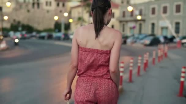 Woman walking in the city — Stock Video