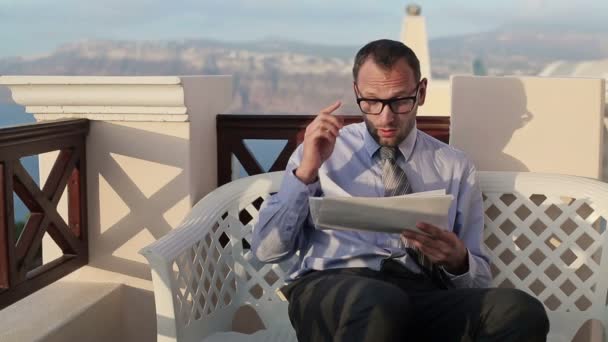 Бизнесмен читает документы — стоковое видео