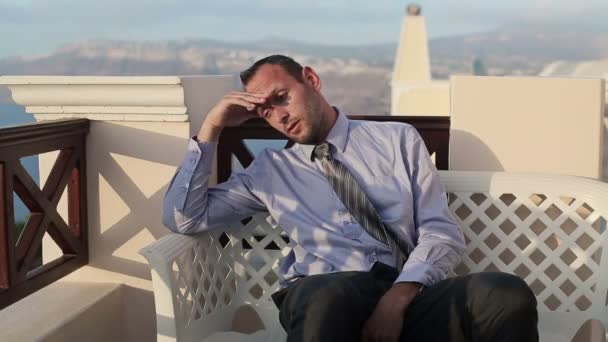 Разочарованный бизнесмен на балконе — стоковое видео