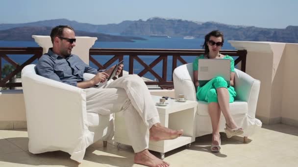 Couple avec ordinateur portable et tablette — Video