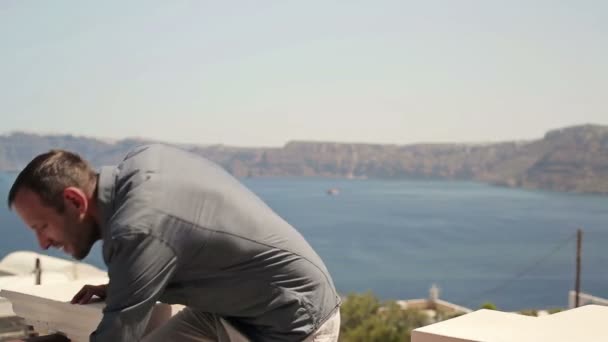 Hombre bebiendo cóctel en la terraza — Vídeo de stock