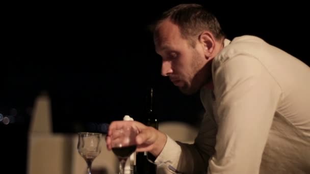 Triste homme boit du vin et attend — Video