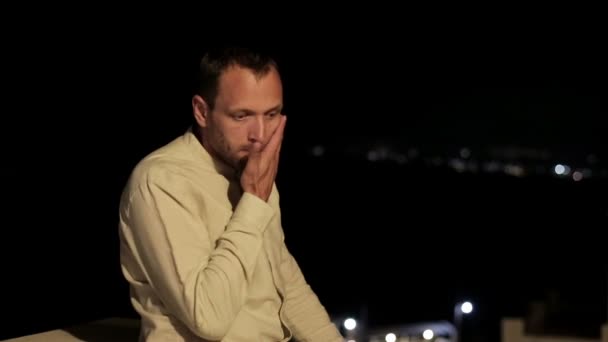 Trauriger Mann steht auf Terrasse — Stockvideo