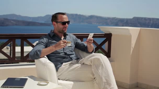 Hombre con smartphone en terraza — Vídeos de Stock