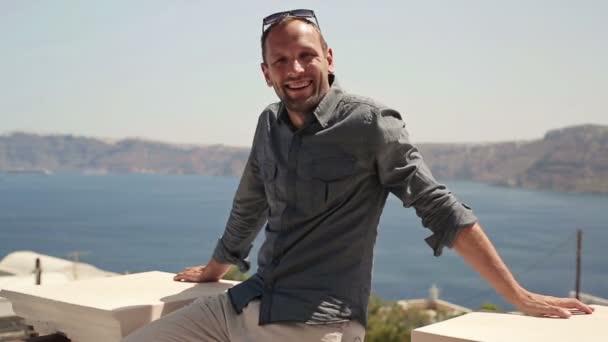 Hombre feliz en la terraza — Vídeos de Stock