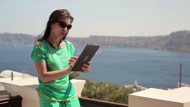 Mulher com computador tablet — Vídeo de Stock