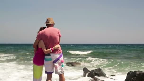 Casal apaixonado abraçando pelo mar — Vídeo de Stock