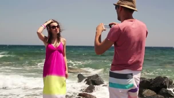 Paar nemen foto met cellphone door zee — Stockvideo