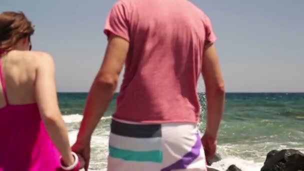 Couple amoureux debout au bord de la mer — Video