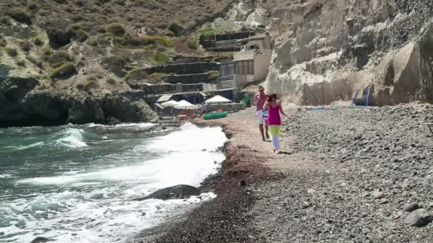 Casal conflituoso caminhando pelo mar — Vídeo de Stock