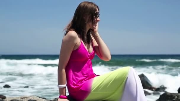 Mujer hablando por teléfono celular por mar — Vídeos de Stock