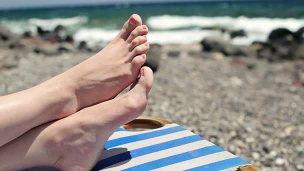 Kvinnliga fötterna på solarium vid havet — Stockvideo