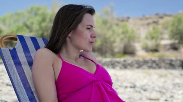 Mujer triste en la cama de sol — Vídeos de Stock