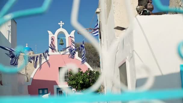 Kirche mit griechischen Fahnen — Stockvideo