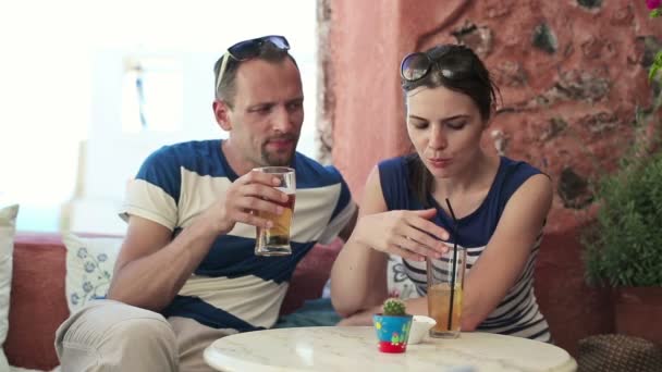 Счастливая влюбленная пара поднимает тост — стоковое видео