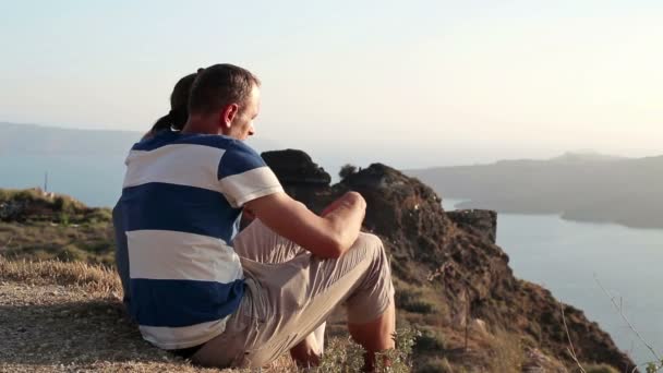 Verliebtes Paar entspannt auf Felsen — Stockvideo