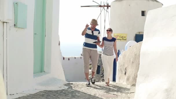 Tourist couple with tablet computer — Stock Video