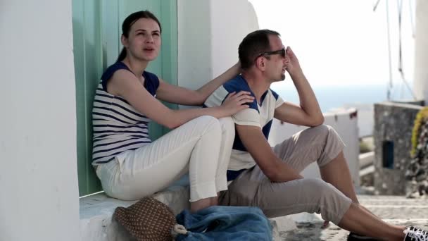 Touristenpaar plaudert und entspannt — Stockvideo