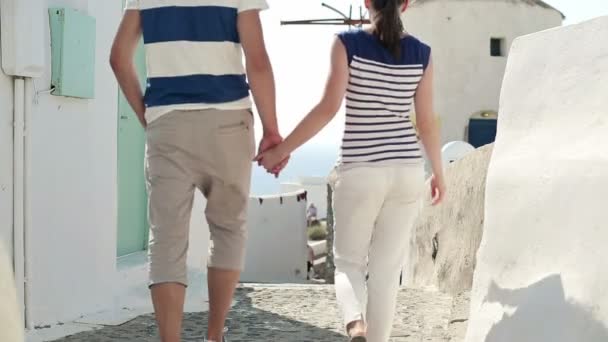 Casal de turistas visitando Santorini — Vídeo de Stock