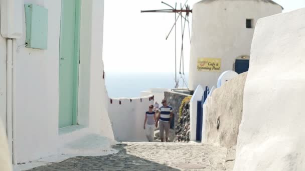 Turist cuplu vizitarea obiectivelor turistice Santorini — Videoclip de stoc