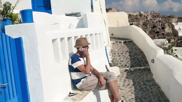 Touriste parler sur téléphone portable et se détendre — Video