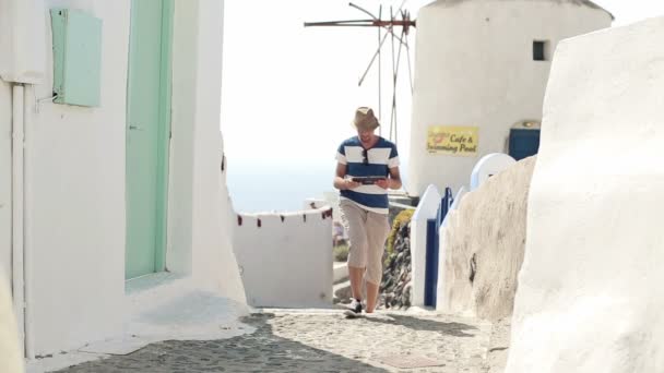 Turistické vyhlídkové santorini s tabletovým počítačem — Stock video