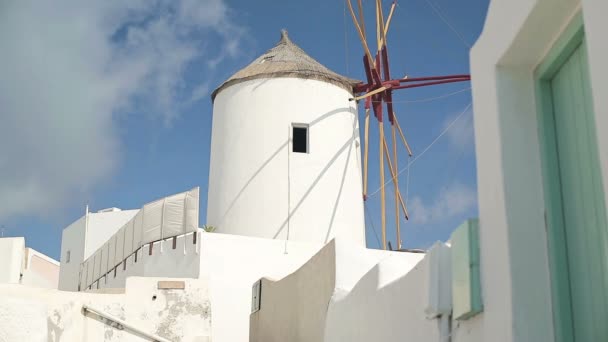 Klassieke santorini windmolen — Stockvideo