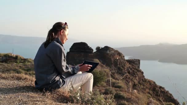 Mujer con tableta en viaje por el mar — Vídeos de Stock