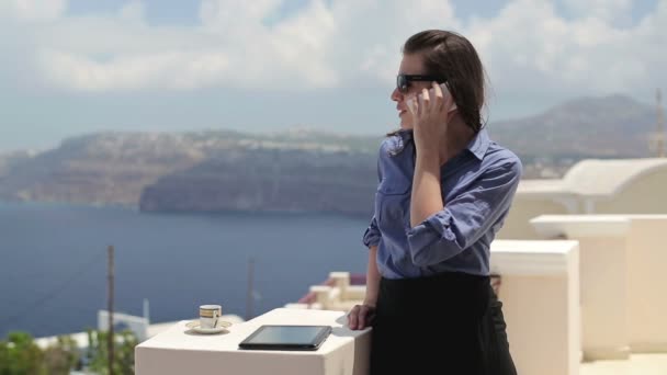 Счастливая деловая женщина разговаривает по телефону — стоковое видео