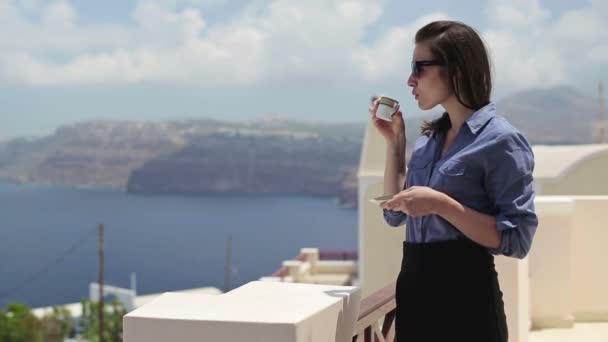 Kobieta o przerwa na kawę — Wideo stockowe