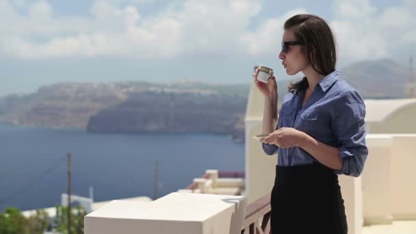 Businesswoman having coffee break — Stock Video