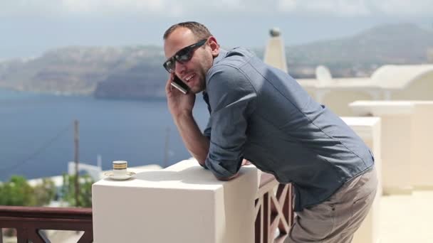 Homme parler téléphone sur terrasse — Stock video