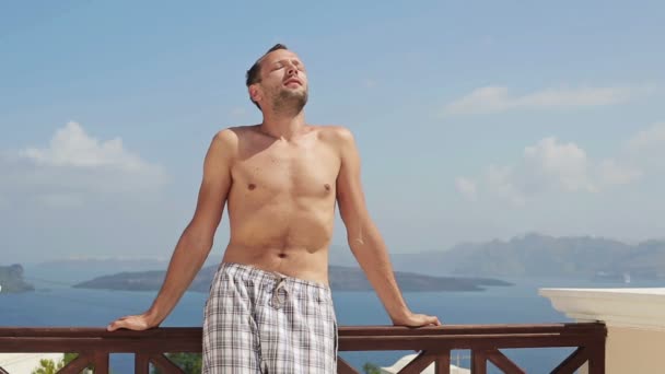 Homem relaxante no terraço — Vídeo de Stock