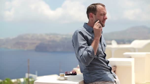 Hombre afeitándose en terraza — Vídeos de Stock