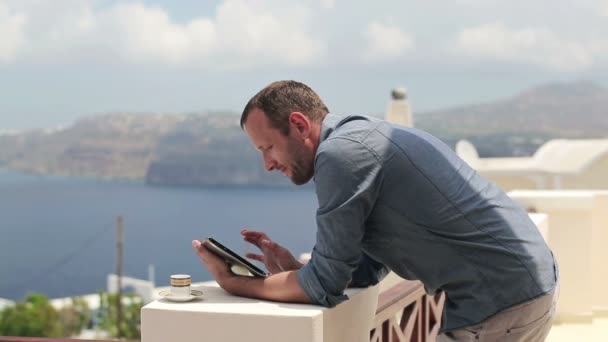 Hombre con tablet ordenador en la terraza — Vídeo de stock