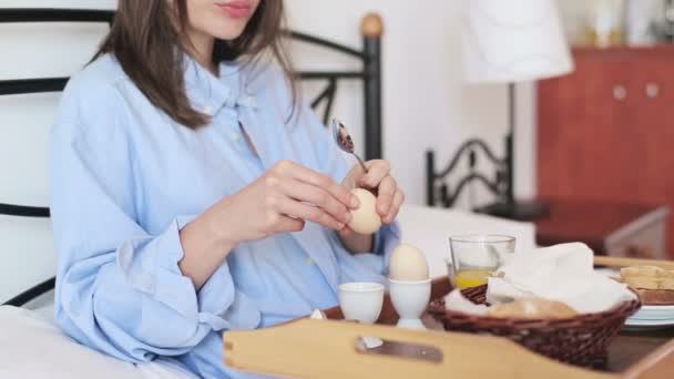 Mujer en la cama desayunando — Vídeos de Stock