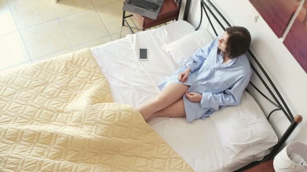 Mujer relajándose en la cama — Vídeos de Stock