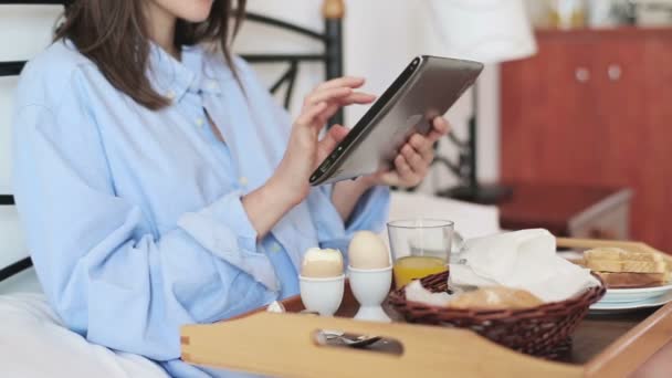 Mulher com computador tablet e pequeno-almoço — Vídeo de Stock