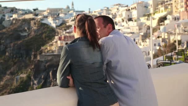 Paar bewundert schöne Aussicht — Stockvideo